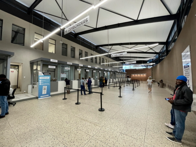 Zum Glück menschenleer, doch wohin nur? Unser Schatten (mit blauer Mütze) ist sich seiner Sache sicher