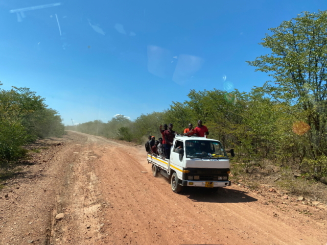 Seltener Gegenverkehr, ein Sammeltaxi