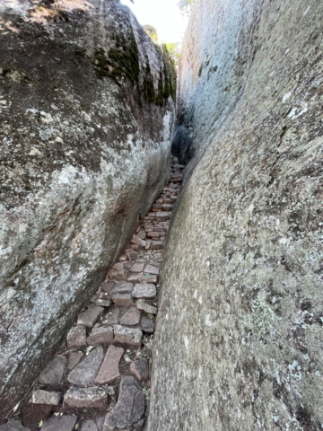 steiler und enger Aufstieg