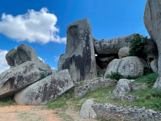 Fundort der sieben Vögel, der Felsen soll die Vorlage gewesen sein, na ja