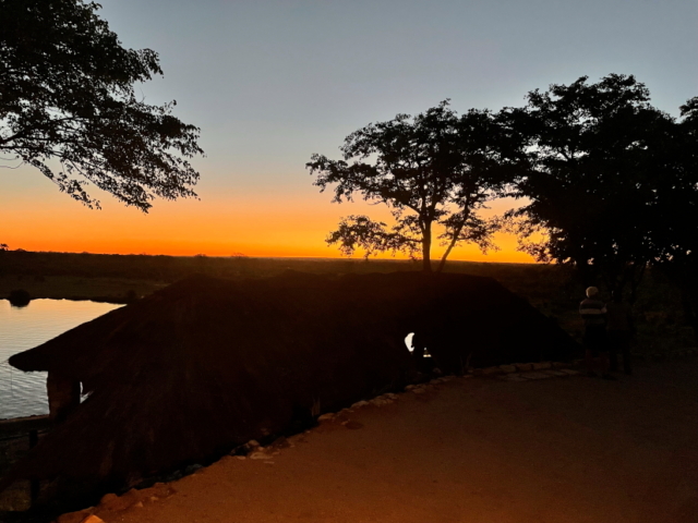 Abendstimmung, wir sind wieder alleine mit den Elefanten