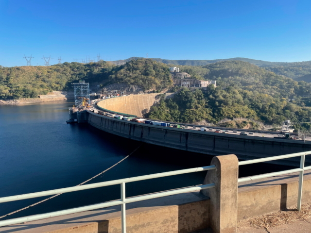 Die Staumauer, auf der anderen Seite liegt Zambia